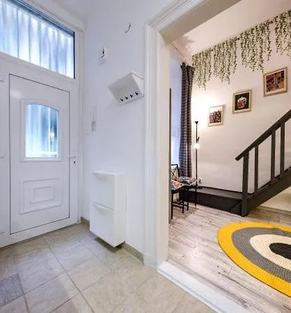 Cosy Nest In Center By New York Cafe