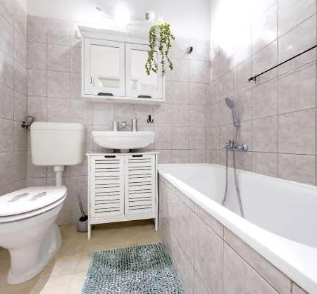 Cosy Nest In Center By New York Cafe Apartman